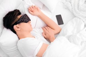 Умная маска для сна Neuroon может помочь при бессоннице