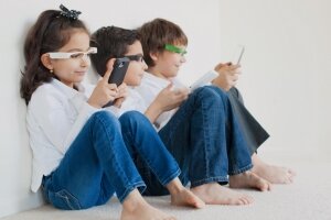 Очки EyeForcer следят за осанкой и выключает девайсы при сутулости